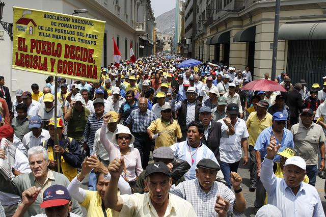 Fonavistas hacen plantón en Ministerio de Economía