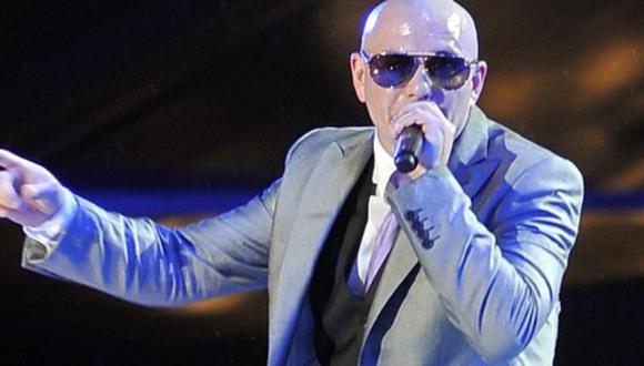 Cantante 'Pitbull' patea a fan por arrojarle objetos en la cara 