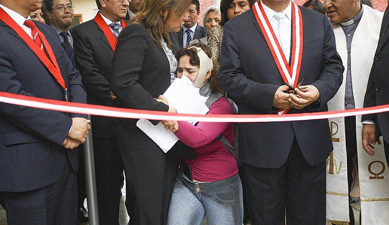 Mamita se arrodilla frente a ministra y ¡suplica por sus hijos! (FOTOS)