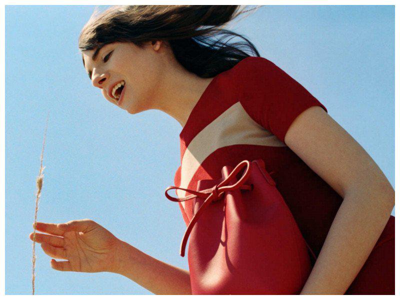 ¡La model transexual Hari Nef es la nueva imagen de la marca Mansur Gavriel! [FOTOS]