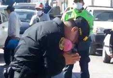 Ayacucho: policía no pudo contener el llanto tras muerte de su colega por COVID-19 | VIDEO 