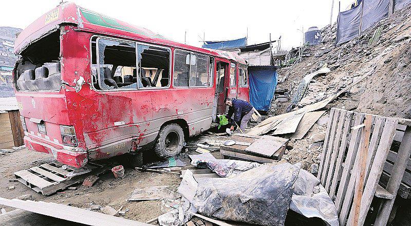 SJM: cúster cae sobre vivienda y familia se salva de milagro 