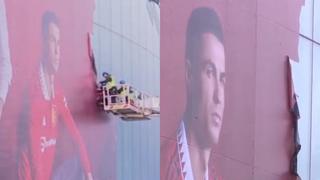 Cristiano Ronaldo: Manchester United saca mural del futbolista portugués del exterior de Old Trafford