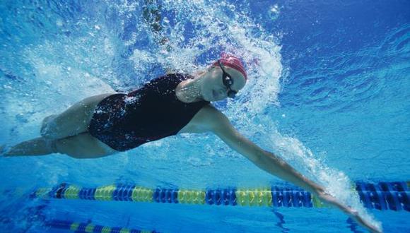 Las personas con afecciones cardíacas deberían nadar en aguas templadas de 26º a 33º C, fuera de ese rango el corazón tiene que trabajar con mayor intensidad. (Foto: Archivo El Comercio)