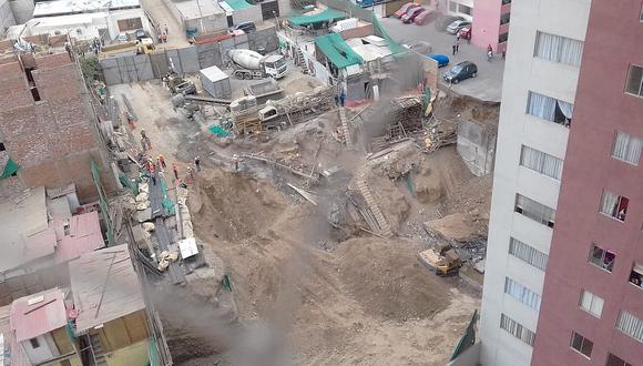 Derrumbe en obra de construcción afecta a estacionamiento lleno de carros (VIDEO)