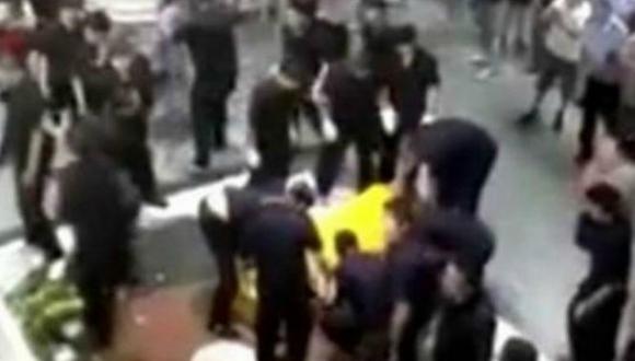 Protestan con cadáver de mujer que murió en escalera eléctrica [VIDEO]
