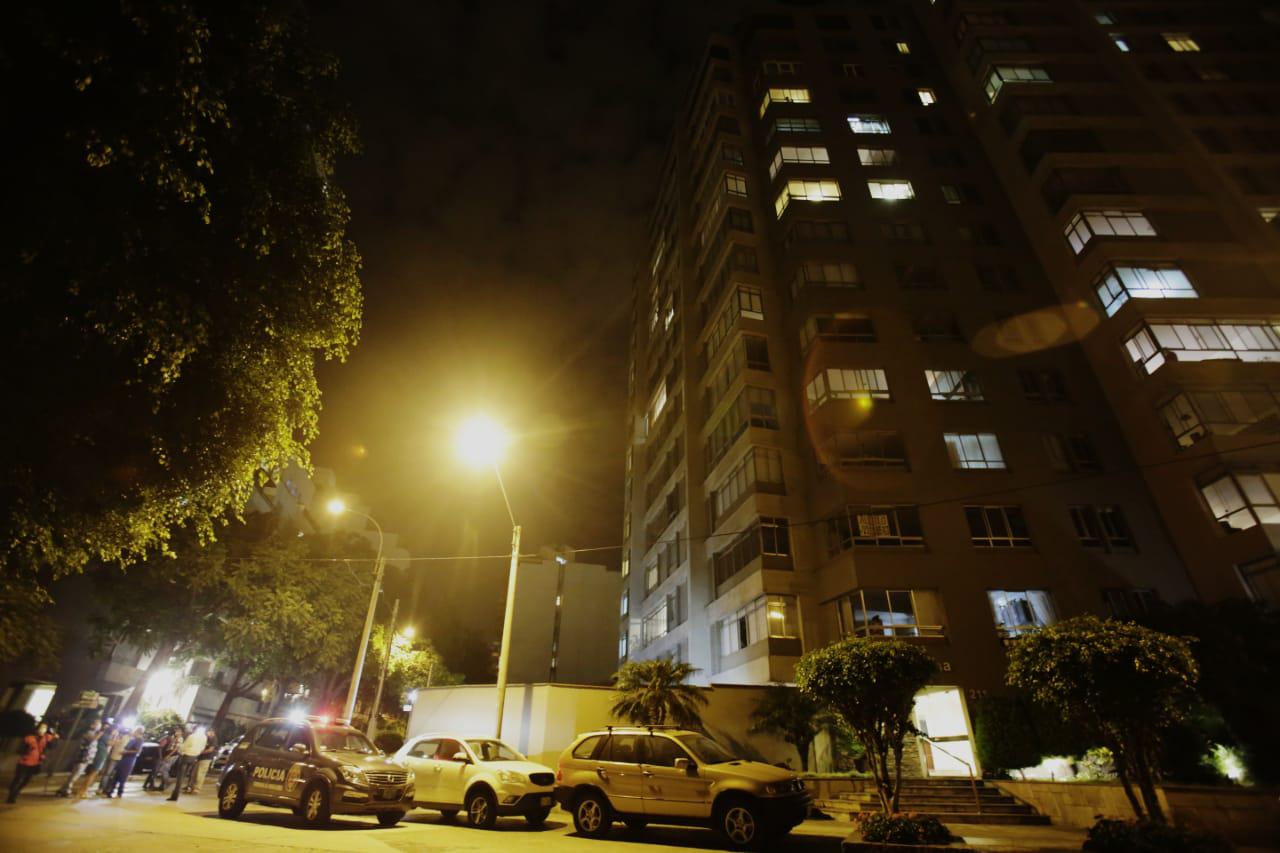 Los vecinos del edificio, donde habitan 250 familias, se encuentran con temor pues creen que podría desarrollarse un foco de contagio en el lugar. (GEC)