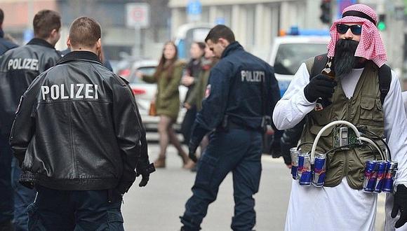 Judío bromista se disfraza de yihadista y genera pánico en París [FOTOS]