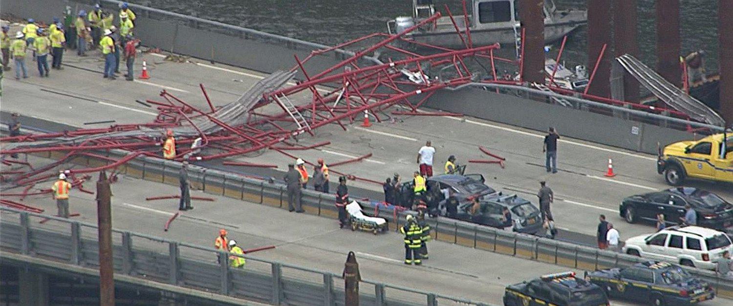 YouTube: Grúa cae sobre un puente en Nueva York y desata caos [VIDEO] 