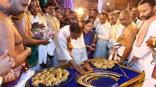 Político ofrenda a dios Vishnu $746.000 en joyas con plata del Estado