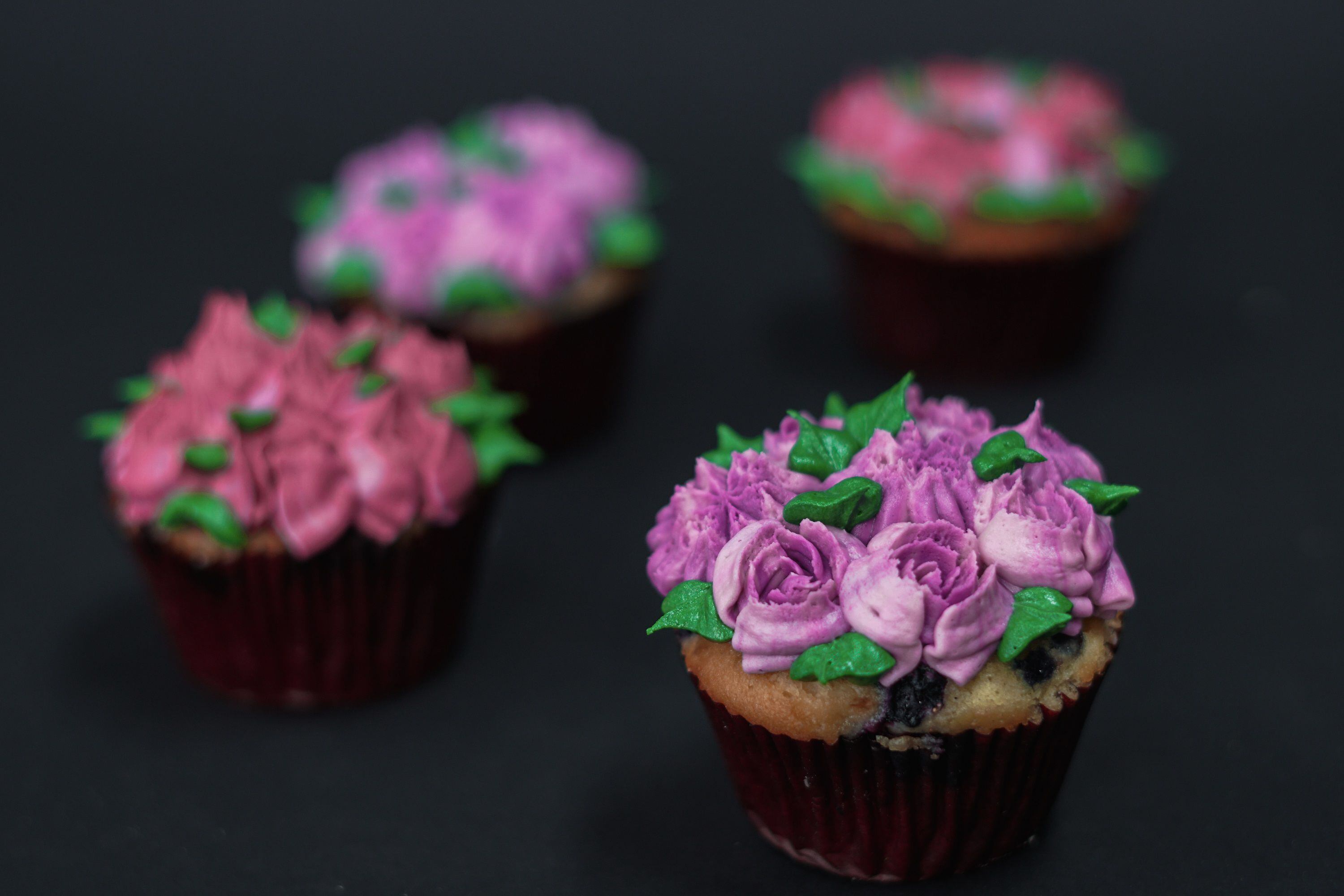 Cupcake de blueberries con flores. (Foto: SugarLab)