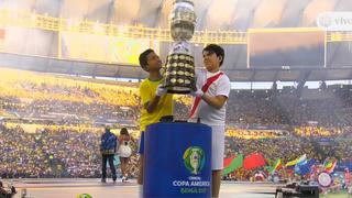 Niño con la camiseta peruana llevó la Copa América durante la clausura│VIDEO