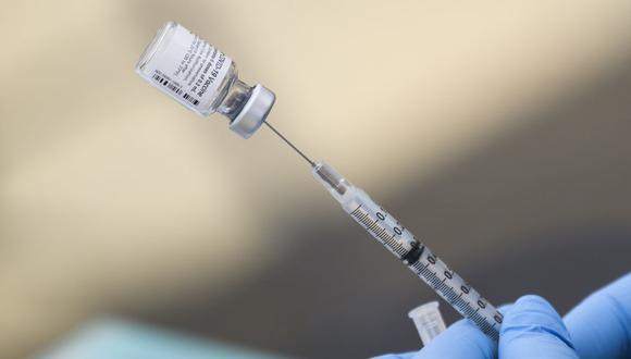 Las vacunas permitirán controlar la propagación del virus, señaló el consejero delegado de la farmacéutica Pfizer, Albert Bourla. (Foto: Patrick T. Fallon / AFP)