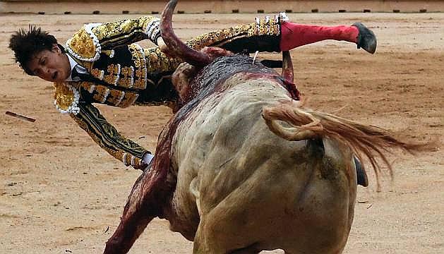 Andrés Roca Rey: torero peruano quiere matar a toro y es corneado