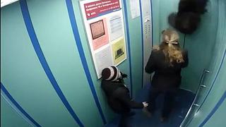 YouTube: Su correa se enredó y casi muere ahorcado en ascensor [VIDEO]