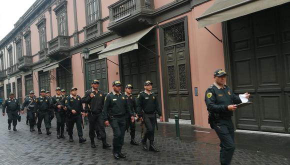 La policía resguarda las zonas aledañas al Congreso y varias zonas del Cercado de Lima. (Foto: GEC)