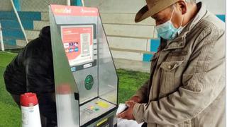 Usuarios del programa Pensión 65 son capacitados para usar tarjeta de débito en cajeros automáticos