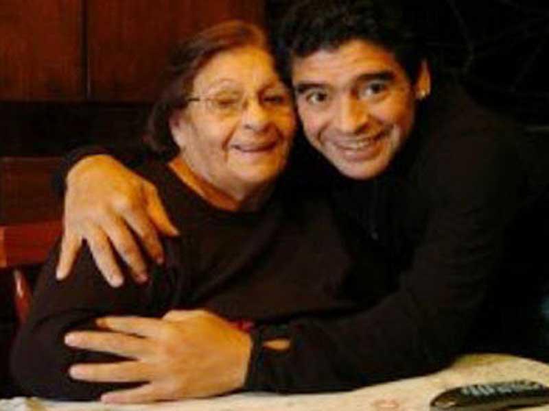 Maradona: "Mi mamá está muy mal, pido un milagro"
