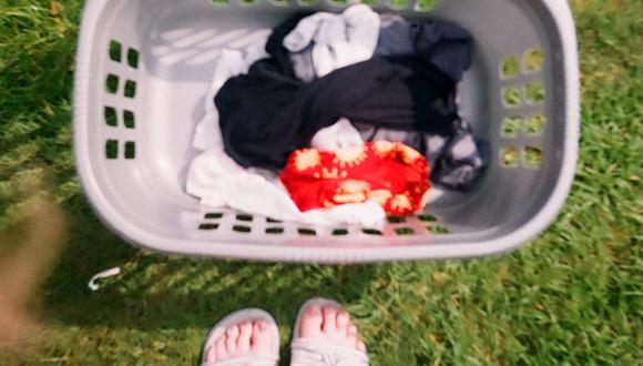 Existe un truco casero que ayuda a prevenir que la ropa destiña y nos manche nuestras prendas favoritas. (Foto: Pexels)