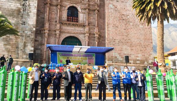 Cusco: la autoridad edil participó de la entrega de 80 balones de oxígeno adquiridos por la Asociación Civil “Respira Urubamba” (Municipalidad de Urubamba)