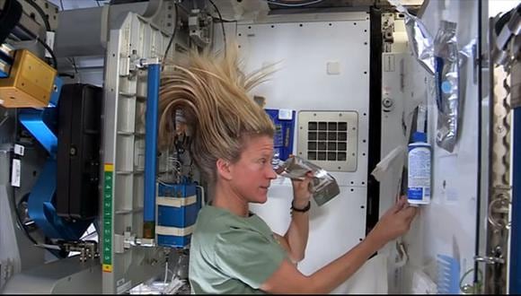 Astronauta muestra como se lava el pelo en el espacio [VIDEO]