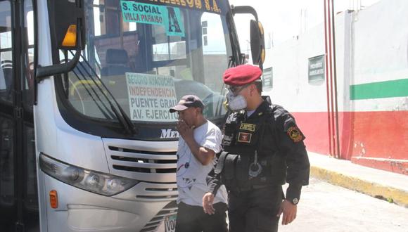 Arequipa: Policía impone multas a peatones por no usar mascarilla.