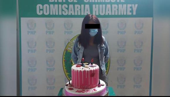 La Defensoría del Pueblo se pronunció respecto al caso y rechazó esta acción de la Policía Nacional, por difundir la foto de una joven a quien detuvieron y posteriormente le tomaron una foto junto a su torta de cumpleaños (Foto: PNP)