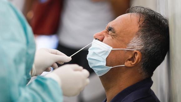 Pacientes que dieron positivo han experimentado problemas en el oído (Foto: Sergio Lima / AFP).