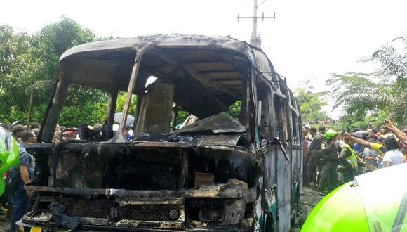 Al menos 30 niños murieron calcinados al incendiarse bus en Colombia