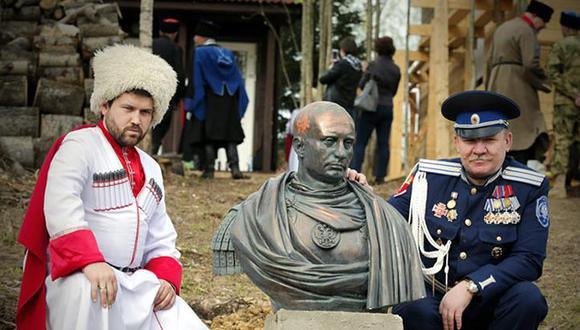  Cosacos rusos erigen busto de Vladimir Putin como emperador romano 