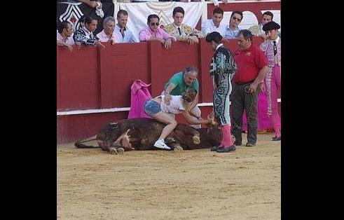 YouTube: Mujer salta al ruedo para abrazar a un toro antes de su muerte [VIDEO]