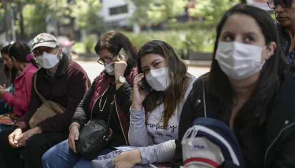 Ciudadanos peruanos usan máscaras faciales para evitar la propagación del nuevo coronoavirus COVID-19 (Foto: Pedro Pardo / AFP)