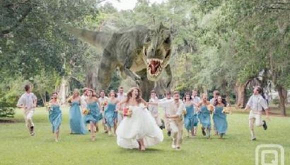 Gigantesco dinosaurio aparece en foto de recién casados