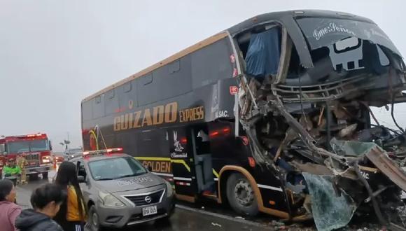 Las imágenes muestran el frontal del bus completamente destrozado, con varias partes de la cabina del conductor esparcidas por la carretera.