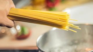 Cómo reciclar el agua donde cocinaste la pasta y aprovechar sus beneficios