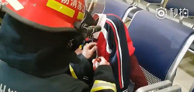 Niño queda con el párpado atascado en cierre de su casaca (VIDEO)