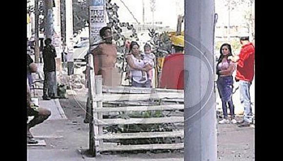 Vecinos atrapan, desnudan, amarran en poste y golpean a ladrón para castigarlo (FOTO)