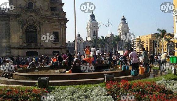 ¡Desesperación por agua! Toman la Plaza de Armas mientras huaicos azotan el país (FOTO)