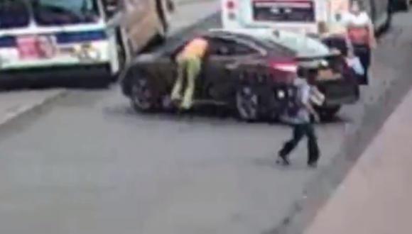Hombre de 56 años y propietario del vehículo, se colgó por la ventana del copiloto para evitar que el ladrón se lleve su unidad. (Foto: captura de pantalla | Policía de Nueva York)