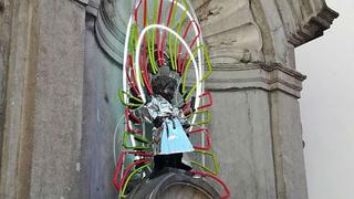 ​Manneken Pis rinde homenaje al Atomium y deja su desnudez