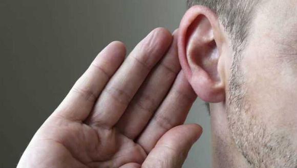 En el sistema auditivo, el hábito de fumar ocasiona que las células y la cóclea (transforma los sonidos en mensajes nerviosos y los envía al cerebro), reciban menos flujo sanguíneo, razón por la cual los oídos dejan de funcionar correctamente.