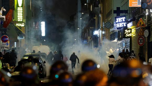 Manifestantes corren mientras los policías franceses reprimen y usan gases lacrimógenos en París. (Foto de Ludovic MARIN / AFP)