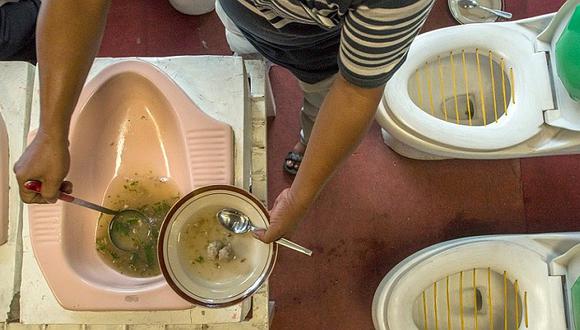 ​Indonesia: Peculiar restaurante sirve comida en inodoros para educar a sus clientes