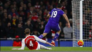 Chelsea vence 0-1 al Arsenal y deja al Leicester solo en la punta