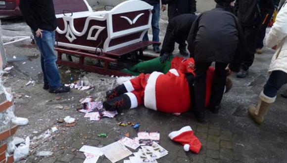 'Papá Noel' borracho arma escándalo y se cae de trineo [FOTOS] 