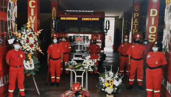 El hombre de rojo prestó 45 años de servicio y viene de una familia en donde su padre y hermana también pertenecen al valeroso Cuerpo de Bomberos Voluntarios del Perú (Foto: TVI Noticias)