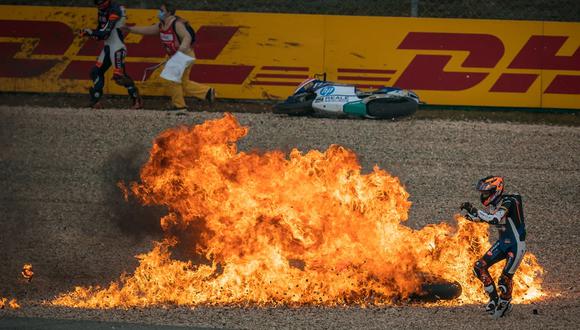 Las imágenes muestran dos motocicletas incendiarse al impactar una en la otra.