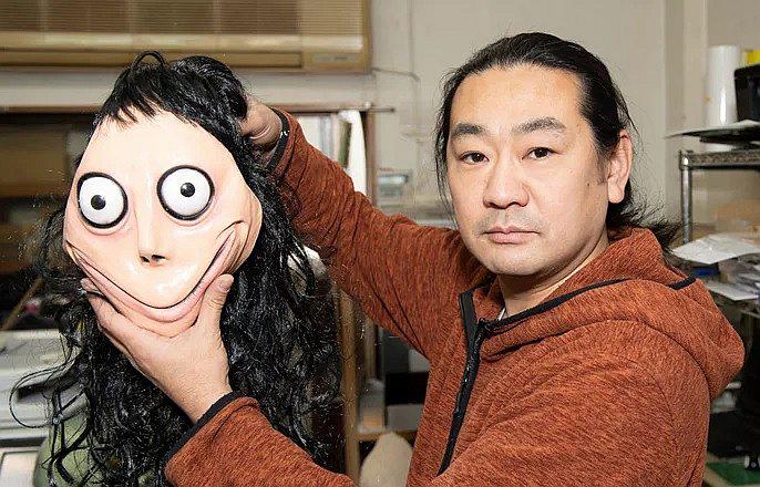 Creador de la escultura del "Momo" destruye su obra de arte (FOTOS)