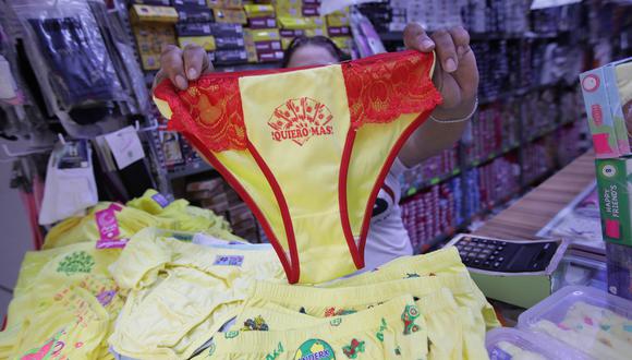 lima,  martes 26 de diciembre del 2023
comerciontes de gamarra se preparean para el año nuevo con las prendas de color amarillo, con fraces graciosas 
