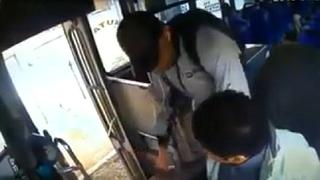 Se hace pasar por pasajero, asalta a chofer, pero termina siendo atacado (VIDEO)